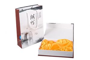 手提袋彩色印刷覆光(guāng)膜配白(bái)色棉繩 書(shū)型翻蓋禮盒套裝  內(nèi)托配金(jīn)色綢布